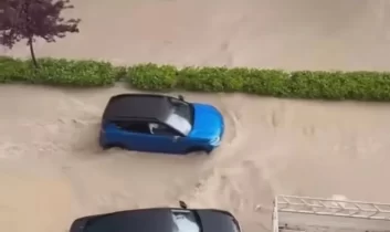 Şiddetli yağış Hatay’da hayatı felç etti