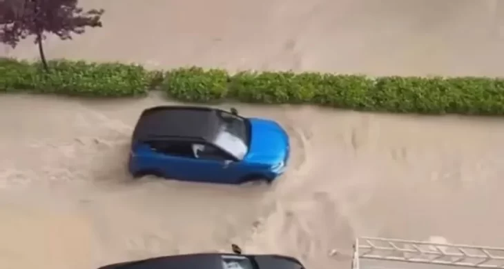 Şiddetli yağış Hatay’da hayatı felç etti