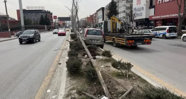 Sincan’da otomobil yayalara çarptı: 1’i ağır 2 yaralı