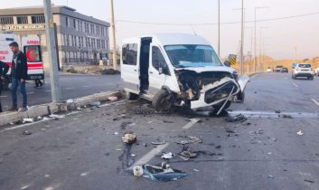 Şırnak’ta minibüs ve hafif ticari araç çarpıştı: 19 yaralı