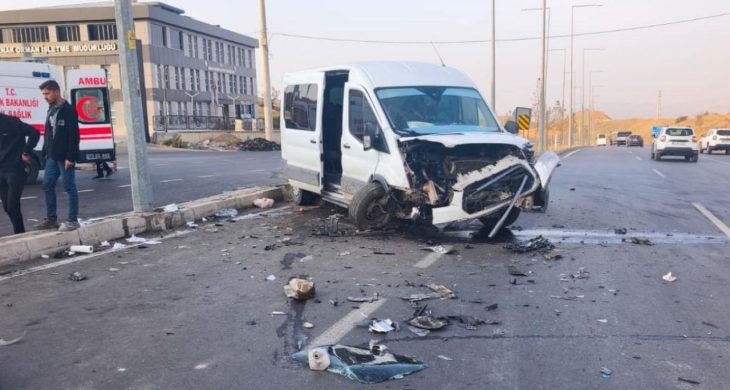 Şırnak’ta minibüs ve hafif ticari araç çarpıştı: 19 yaralı