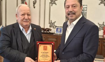 Beypazarı Muharip Gaziler Derneğinden belediye başkanına plaket