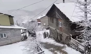Sivas’ta bahar yerini kara bıraktı, köyler beyaza büründü