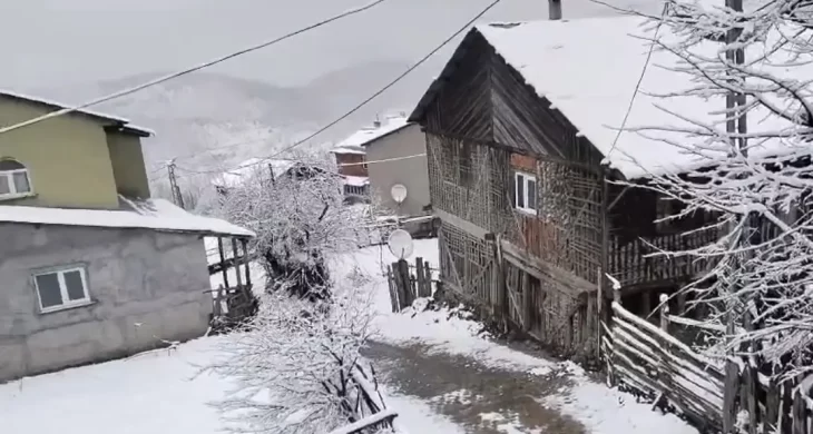 Sivas’ta bahar yerini kara bıraktı, köyler beyaza büründü