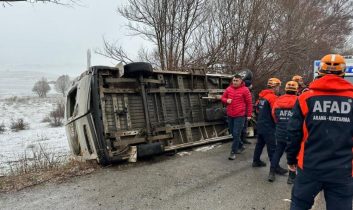 Sivas’ta öğrenci servisi devrildi: 15 yaralı