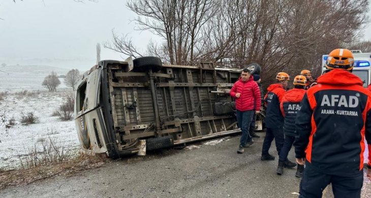 Sivas’ta öğrenci servisi devrildi: 15 yaralı
