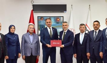 Şanlıurfa’ya dev gençlik yatırımı: Eyyübiye’de 20 saha İçin İmzalar Atıldı