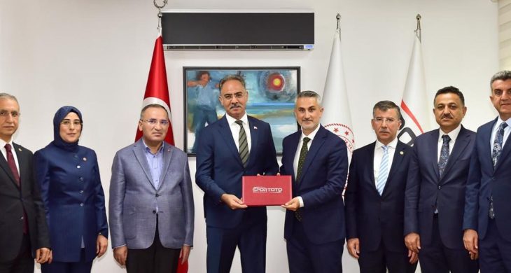 Şanlıurfa’ya dev gençlik yatırımı: Eyyübiye’de 20 saha İçin İmzalar Atıldı