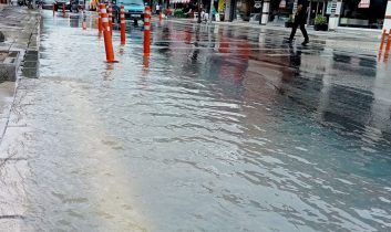 Adana’da su borusu patladı, caddeyi su bastı