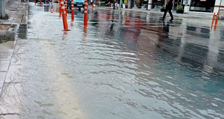 Adana’da su borusu patladı, caddeyi su bastı