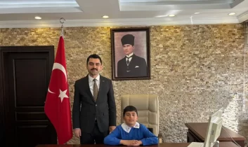 Susuz’da 23 Nisan coşkusu: Minik Kaymakamlar göreve temsili olarak başladı