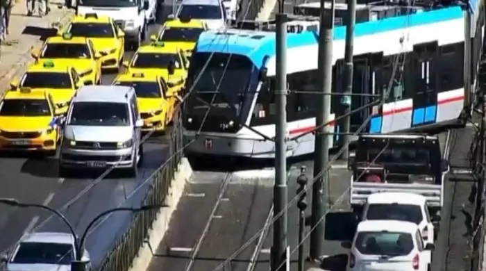 T1 Kabataş-Bağcılar hattında tramvay raydan çıktı