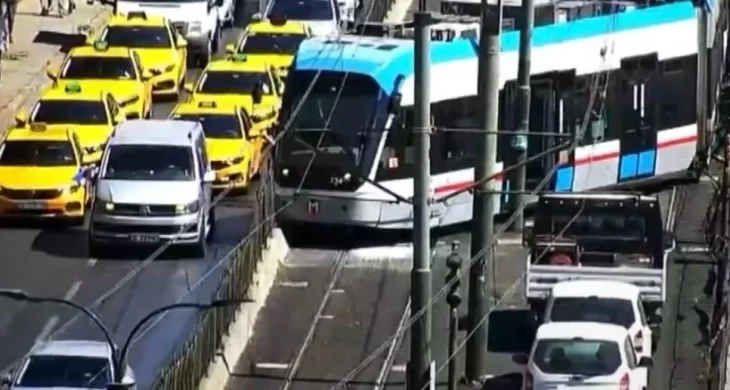 T1 Kabataş-Bağcılar hattında tramvay raydan çıktı