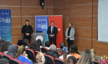 Kars’ta Yüzme Sporu Aday Hakem Kursu yoğun ilgiyle başladı