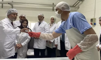 Bakan Yumaklı Kars’ta süt üretim tesisini ziyaret etti