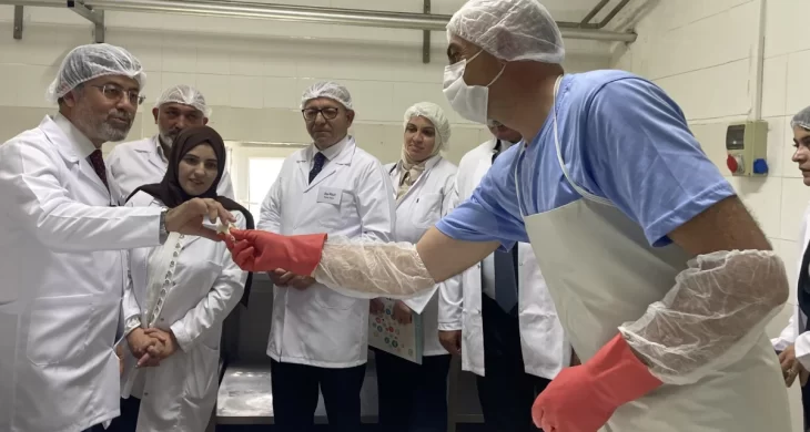 Bakan Yumaklı Kars’ta süt üretim tesisini ziyaret etti