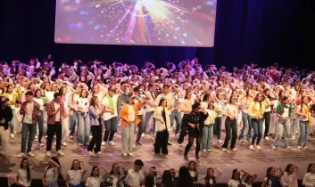 TED Ankara Koleji Halk Dansları Topluluğu’ndan 90’lar temalı final