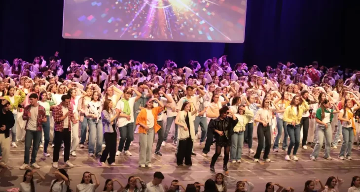 TED Ankara Koleji Halk Dansları Topluluğu’ndan 90’lar temalı final