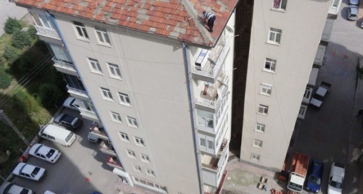 7 Katlı Binanın Çatısında Yürekleri Ağza Getiren Çalışma
