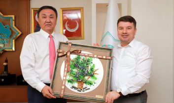 Kırgız Cumhuriyeti Büyükelçisi, Başkan Dinçer’i Ziyaret Etti
