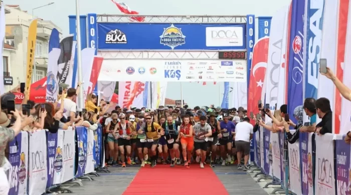 Tirilye’nin tarihi sokaklarında nefes kesen koşu