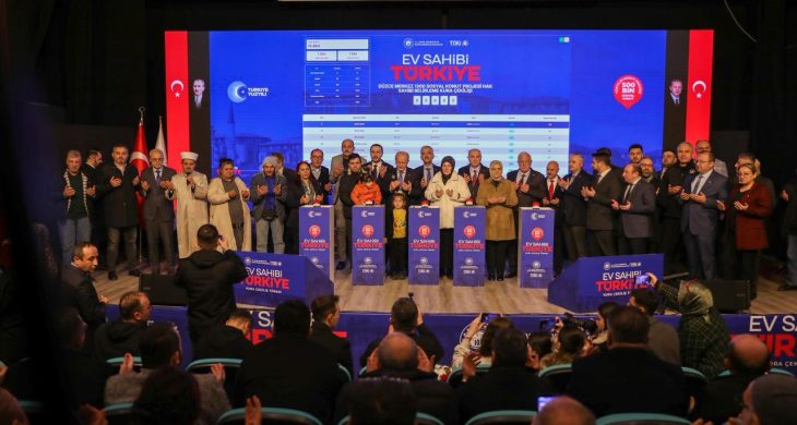 TOKİ’nin kura çekim heyecanı “salona sığmadı”