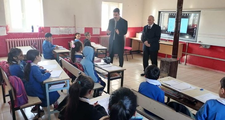 Susuz Kaymakamı Tutal, eğitim camiasıyla bir araya gelmeye devam ediyor