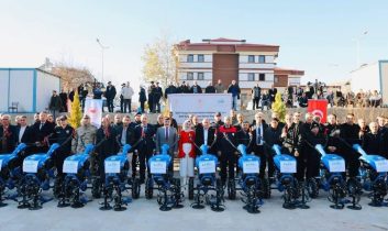 Baskil’de çiftçilere 100 adet dizel çapa makinesi dağıtıldı