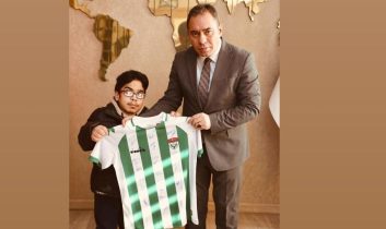 Kars Belediye Başkanı Prof. Dr. Ötüken Senger’den Kars Spor sevdalısı Ahmet Can’a doğum günü sürprizi!