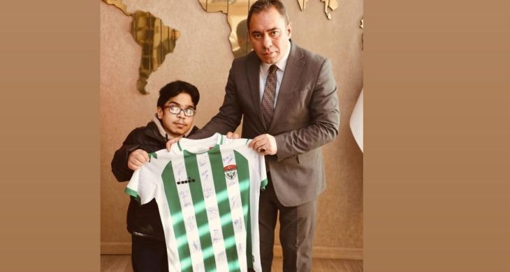 Kars Belediye Başkanı Prof. Dr. Ötüken Senger’den Kars Spor sevdalısı Ahmet Can’a doğum günü sürprizi!