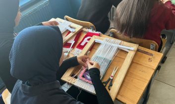 “Kars’ta Liseliler Unutulan Halı Dokuma Sanatını İlmek İlmek Geleceğe Taşıyor”