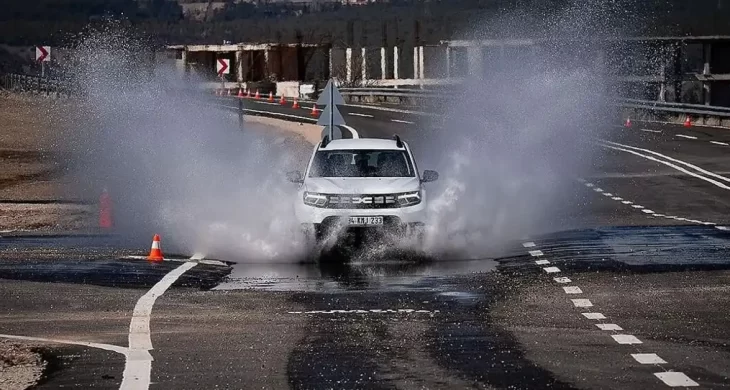 Trafik polislerine zorlu parkurda sürüş eğitimi veriliyor