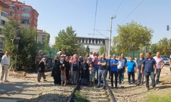 Tren yolunda mahallenin eylemi