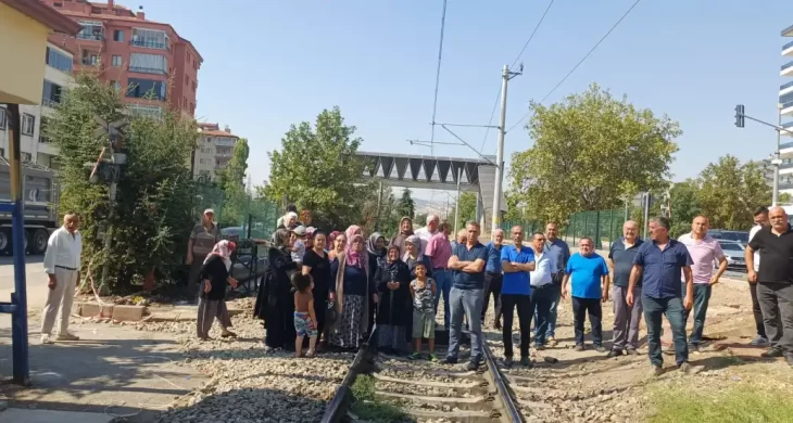 Tren yolunda mahallenin eylemi