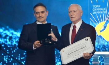 Türk Cerrahi Derneği’nin en büyük ödülü Prof. Dr. Mehmet Haberal’a