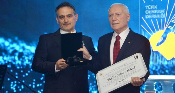 Türk Cerrahi Derneği’nin en büyük ödülü Prof. Dr. Mehmet Haberal’a