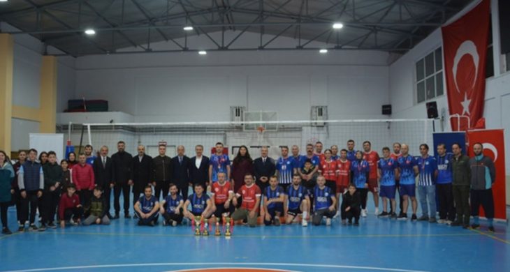 Kurumlar Arası Voleybol Turnuvasında Şalpazarı Emniyet Şampiyonluk kupasını aldı