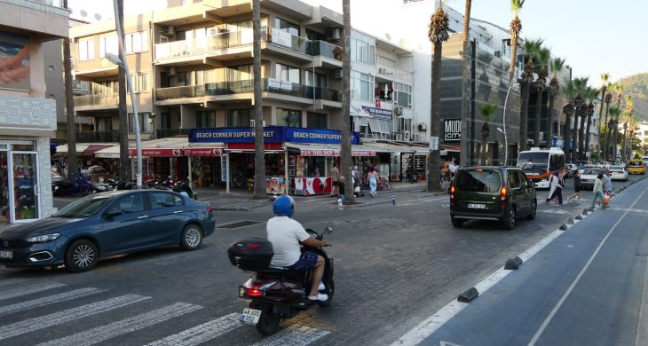 Burada araçlar da yayalar da şaşkın