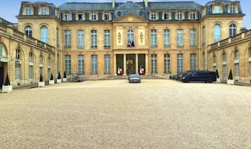 Fransa’da bu kez Elysee Sarayı’nda hırsızlık: Gümüş eşyalardan sorumlu görevli tutuklandı