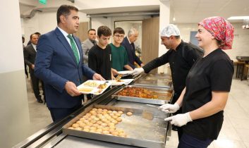 Vali Aslan Lise öğrencileriyle birlikte yemek yedi