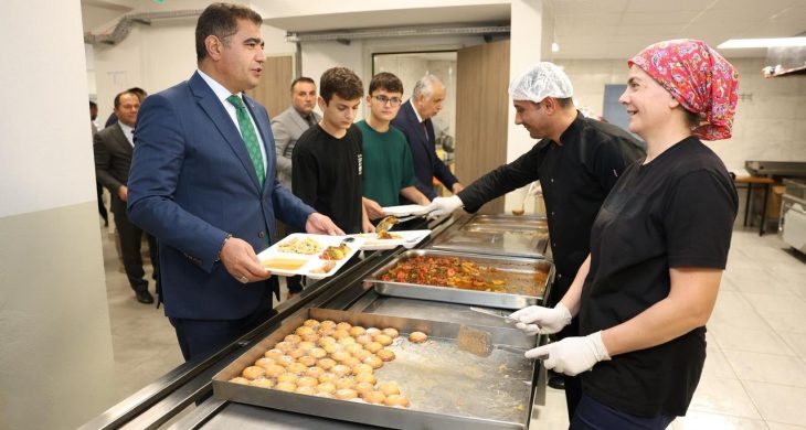 Vali Aslan Lise öğrencileriyle birlikte yemek yedi