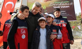 Vali Ergün, öğrencilerin isteğini kırmadı: TOGG ile evlerine gönderdi