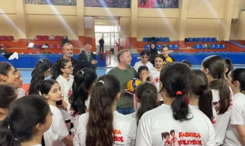 Vali Ziya Polat badminton antrenmanında öğrencilerle buluştu