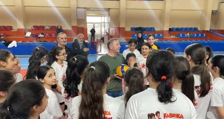 Vali Ziya Polat badminton antrenmanında öğrencilerle buluştu