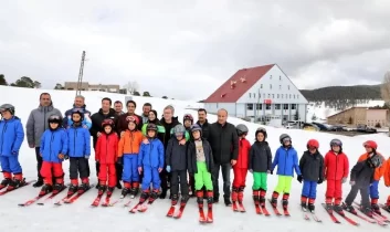 Vali Ziya Polat, “Karın yıldızları Sarıkamış’ta” projesi kapsamında öğrencilerle buluştu