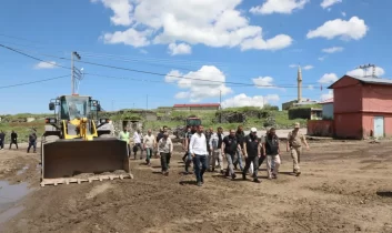 Vali Ziya Polat, selden etkilenen Mezra Köyü’nde incelemelerde bulundu