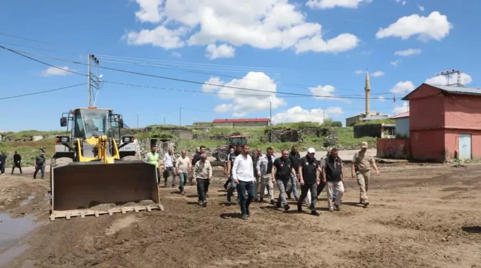 Vali Ziya Polat, selden etkilenen Mezra Köyü’nde incelemelerde bulundu