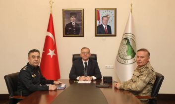 Kars Valisi Ziya Polat, 81 il Valisinin katıldığı güvenlik toplantısına VKS ile katıldı