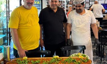 Veli Usta’dan dev hamle: 104 cm’lik lahmacunla rekora koşuyor