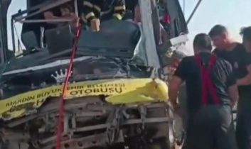 Mardin’de halk otobüsü ile tır çarpıştı: 1 ölü, 9 yaralı